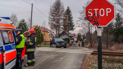 Samochd wjecha pod szynobusa