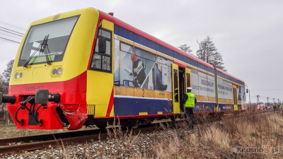 Samochd wjecha pod szynobusa