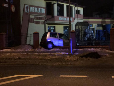 Fiat w ogrodzeniu